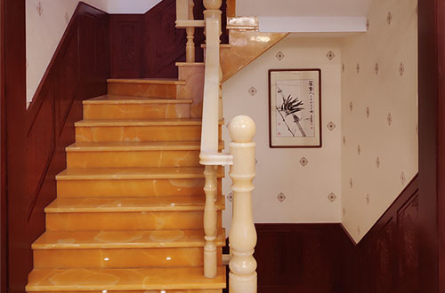 东港中式别墅室内汉白玉石楼梯的定制安装装饰效果